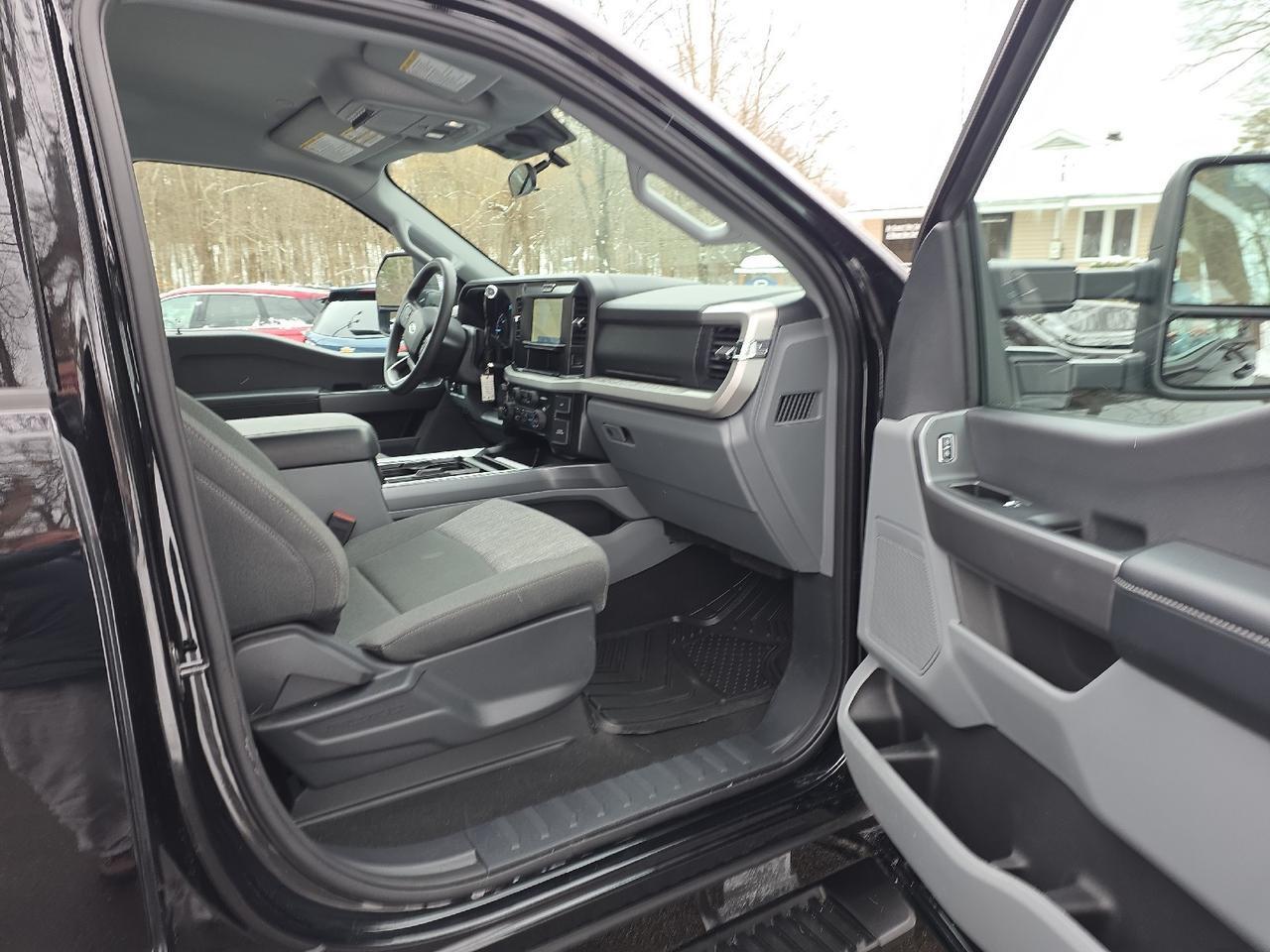 2025 Ford Super Duty F-350 DRW XLT Sand Lake NY