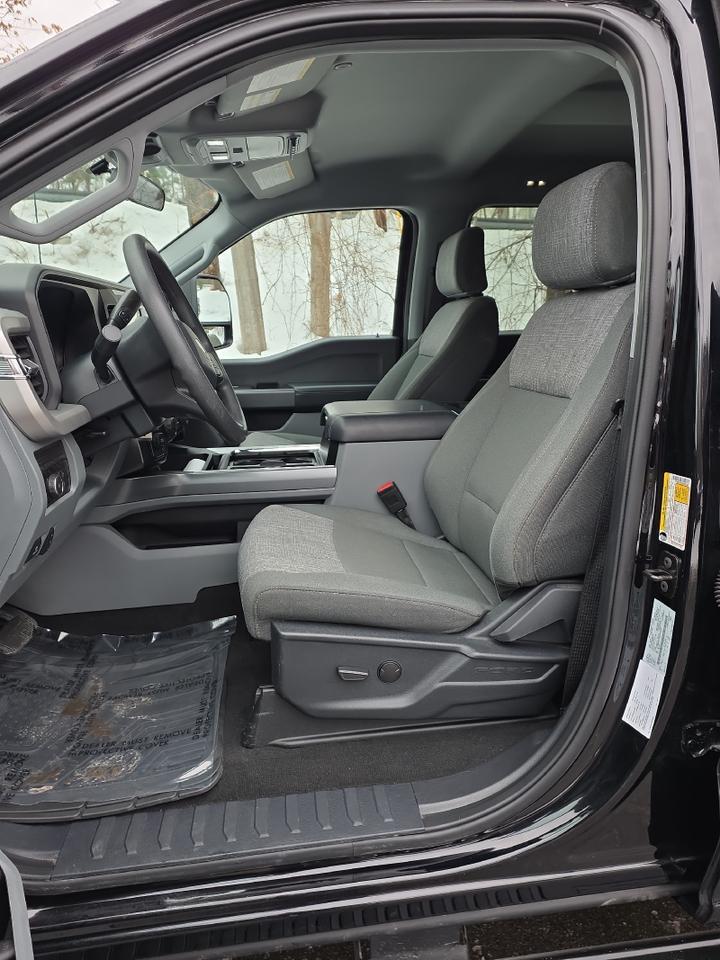 2025 Ford Super Duty F-350 DRW XLT Sand Lake NY