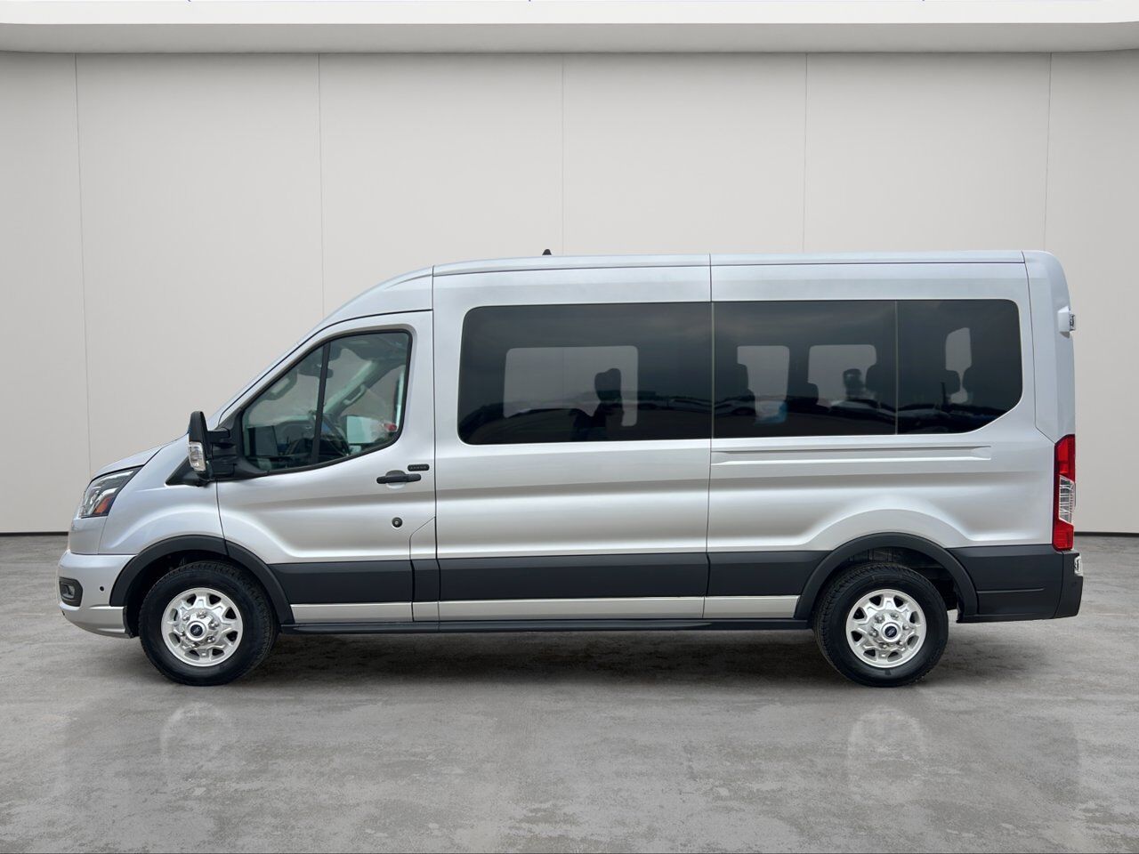 2025 Ford Transit Passenger Wagon XLT
