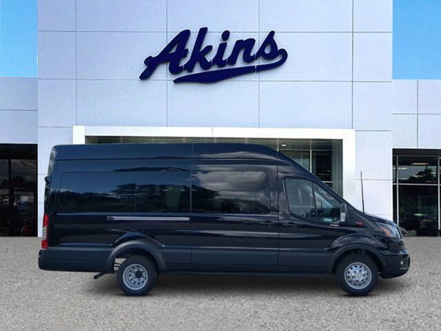 2025 Ford Transit Passenger Wagon XLT