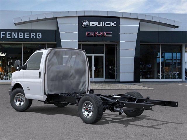 2025 GMC Savana Cutaway 3500 1WT