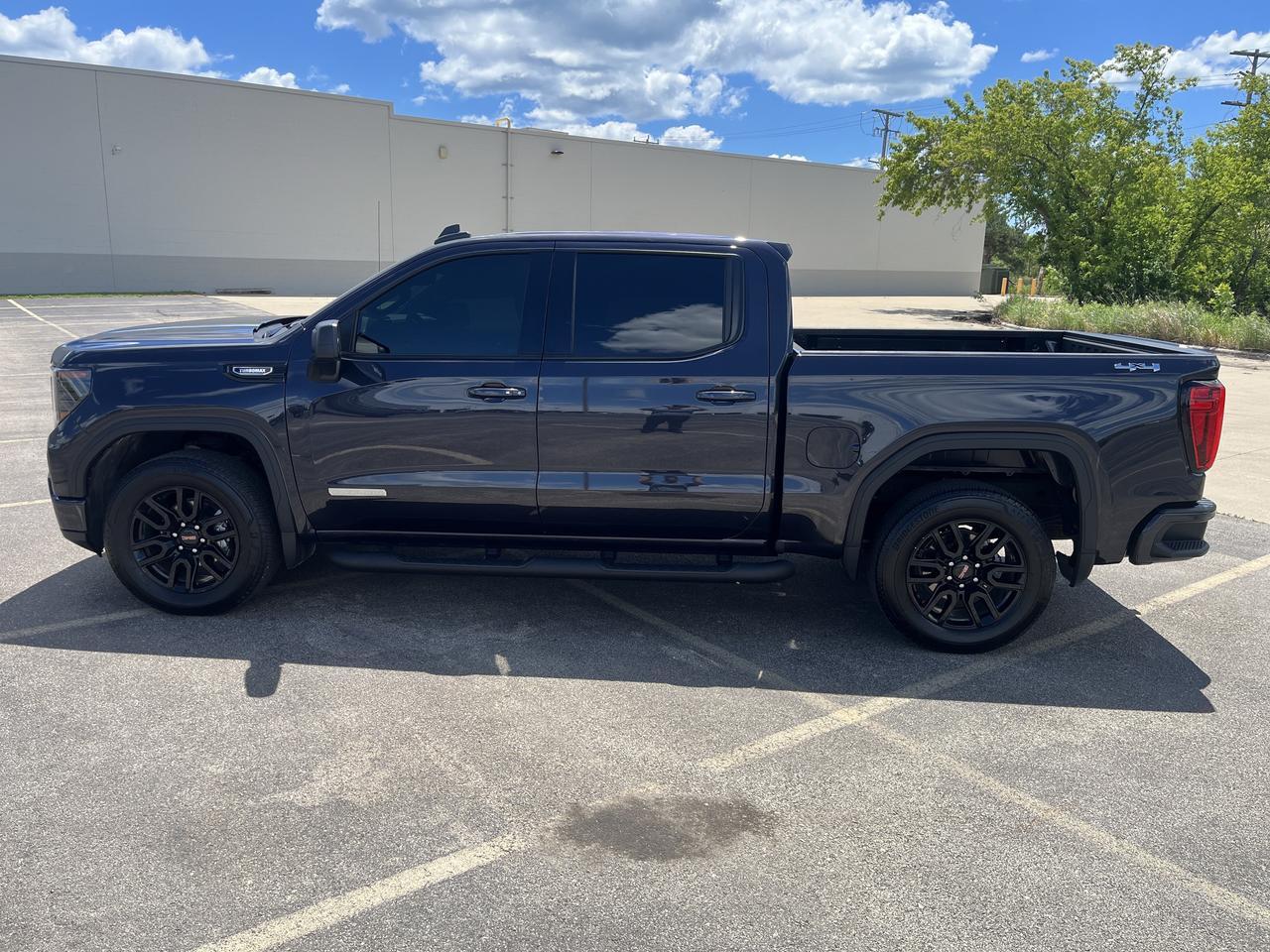 2025 GMC Sierra 1500 Elevation Crew Cab 4WD w/20s 4-InchBlackAssistSteps HtdSeats HtdSteeringWheel