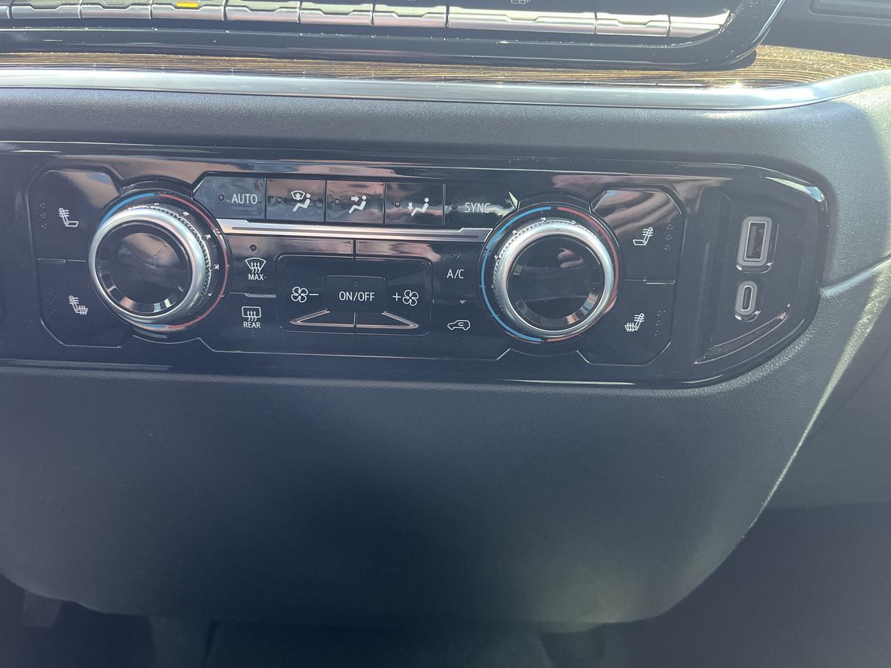 2025 GMC Sierra 1500 Elevation Crew Cab 4WD w/20s 4-InchBlackAssistSteps HtdSeats HtdSteeringWheel Saukville WI