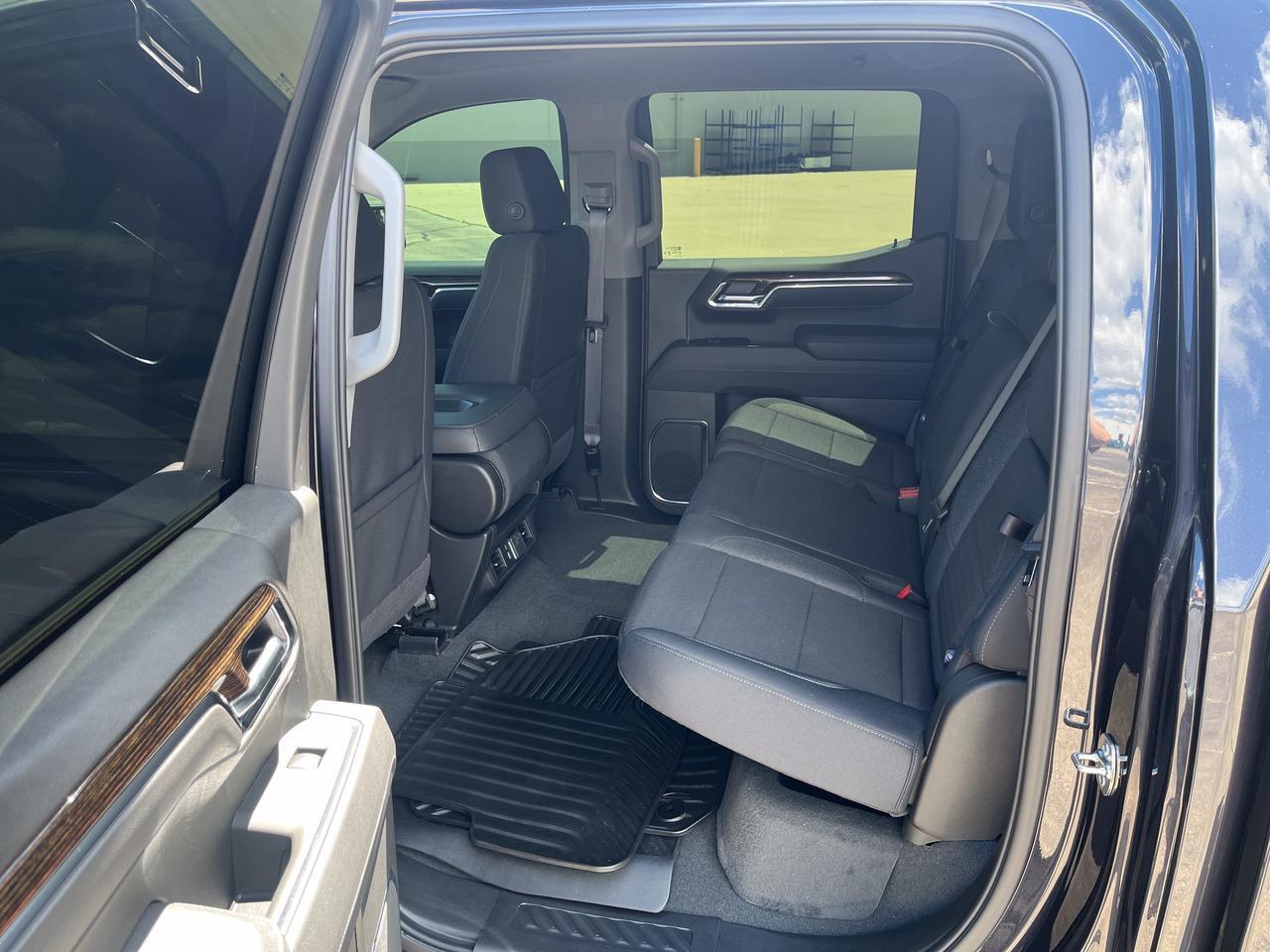 2025 GMC Sierra 1500 Elevation Crew Cab 4WD w/20s 4-InchBlackAssistSteps HtdSeats HtdSteeringWheel Saukville WI