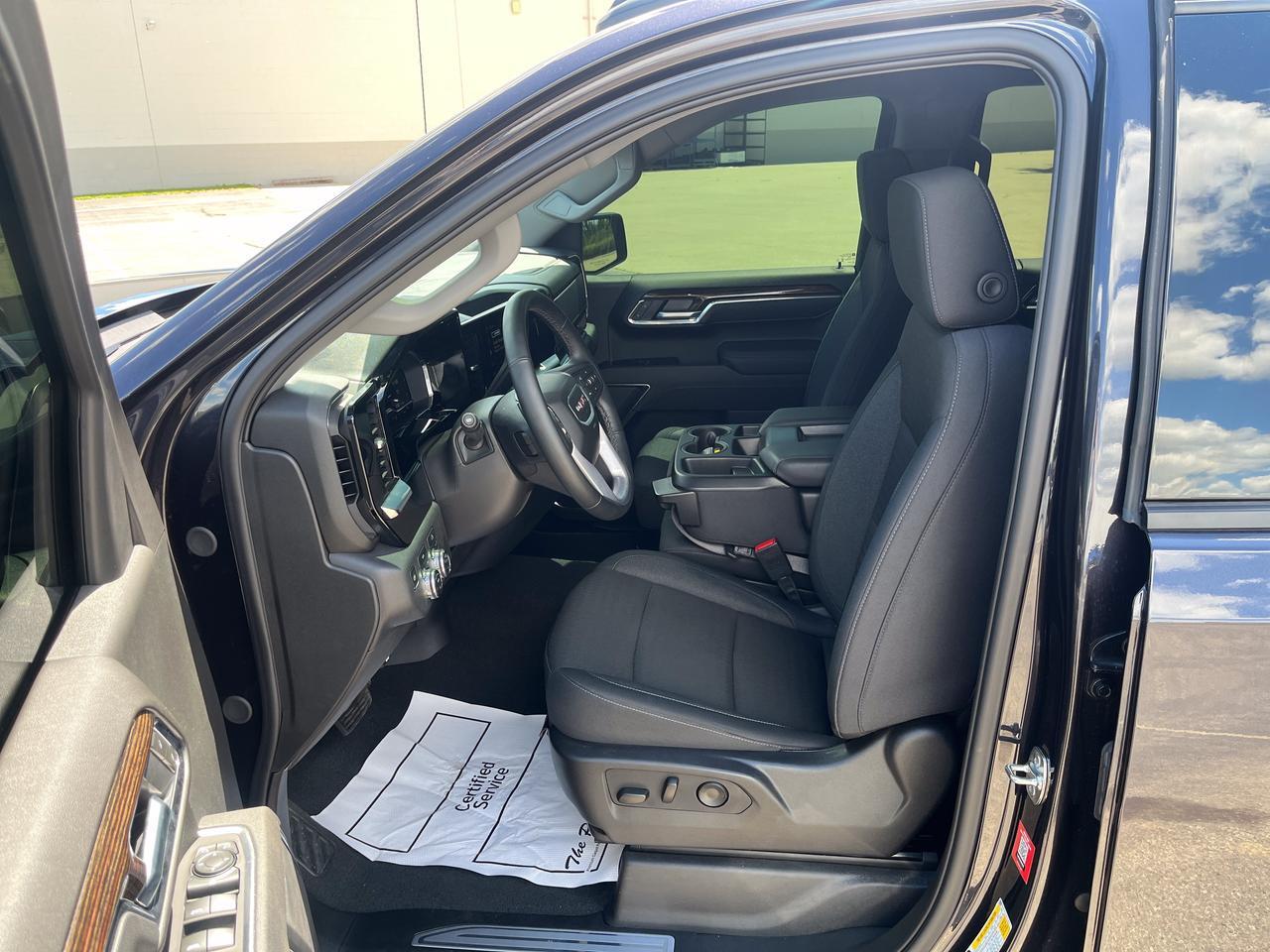 2025 GMC Sierra 1500 Elevation Crew Cab 4WD w/20s 4-InchBlackAssistSteps HtdSeats HtdSteeringWheel Saukville WI