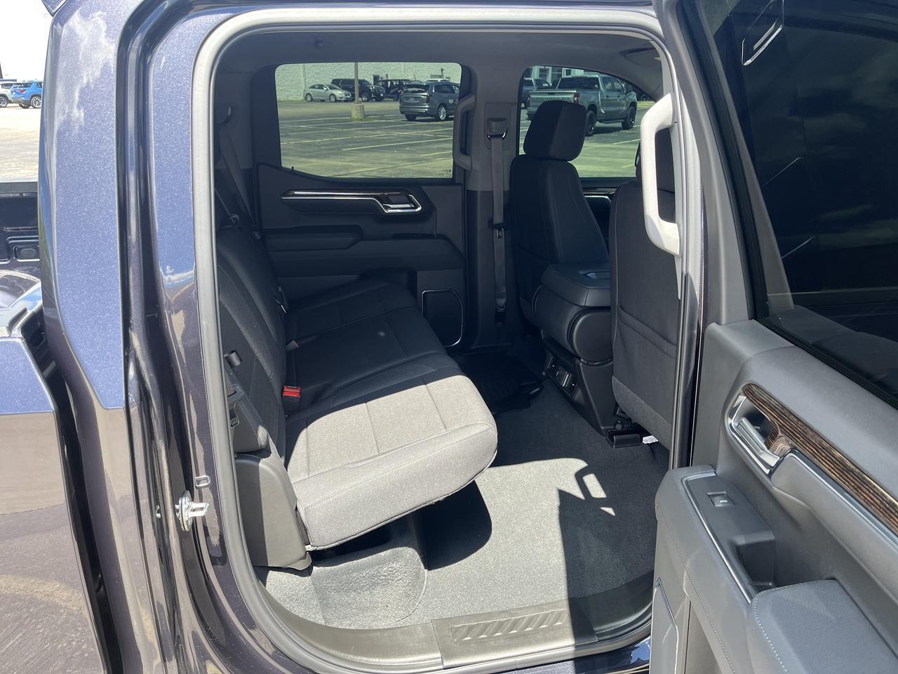 2025 GMC Sierra 1500 Elevation Crew Cab 4WD w/20s 4-InchBlackAssistSteps HtdSeats HtdSteeringWheel Saukville WI