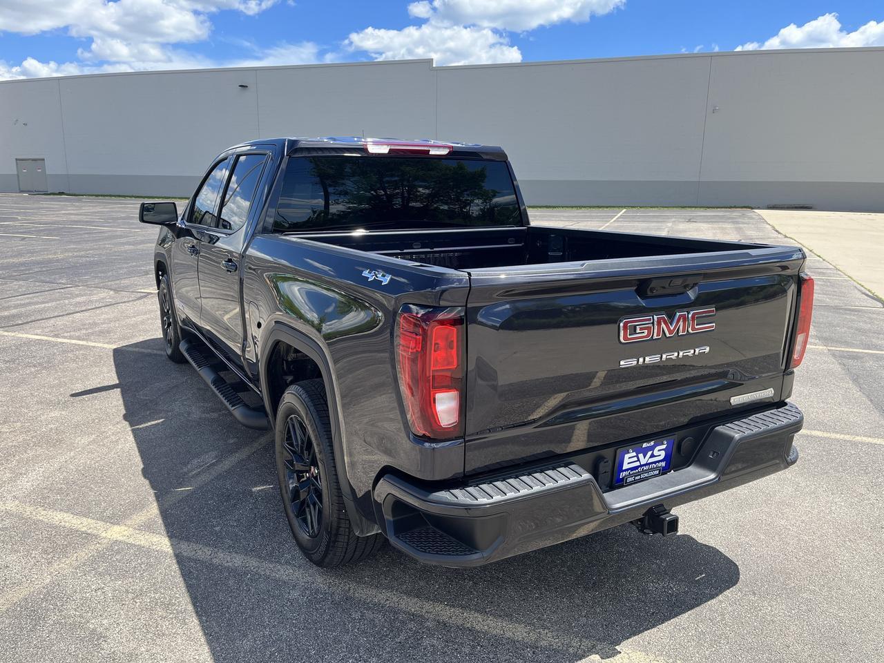 2025 GMC Sierra 1500 Elevation Crew Cab 4WD w/20s 4-InchBlackAssistSteps HtdSeats HtdSteeringWheel Saukville WI