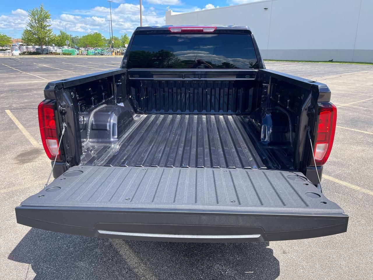 2025 GMC Sierra 1500 Elevation Crew Cab 4WD w/20s 4-InchBlackAssistSteps HtdSeats HtdSteeringWheel Saukville WI
