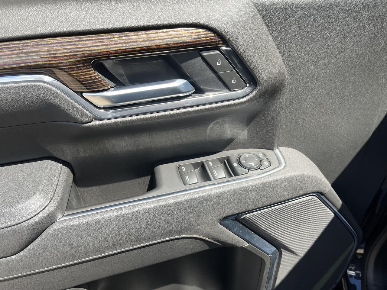 2025 GMC Sierra 1500 Elevation Crew Cab 4WD w/20s 4-InchBlackAssistSteps HtdSeats HtdSteeringWheel Saukville WI