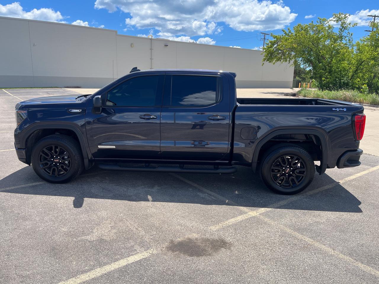 2025 GMC Sierra 1500 Elevation Crew Cab 4WD w/20s 4-InchBlackAssistSteps HtdSeats HtdSteeringWheel