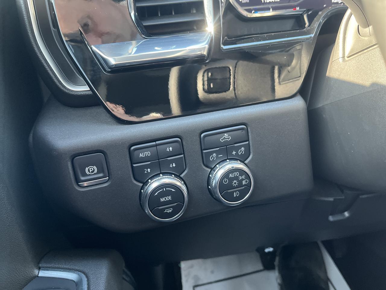 2025 GMC Sierra 1500 Elevation X31 Crew Cab 4WD 3.0L DuramaxDiesel w/HtdSeats HtdSteeringWheel 10-WayPwrDrvrSeat Saukville WI