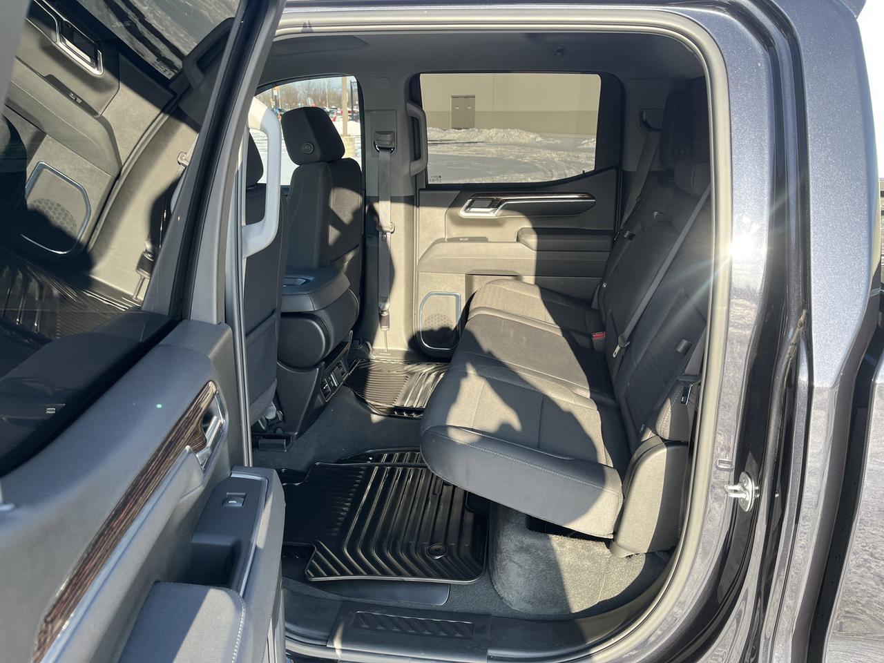 2025 GMC Sierra 1500 Elevation X31 Crew Cab 4WD 3.0L DuramaxDiesel w/HtdSeats HtdSteeringWheel 10-WayPwrDrvrSeat Saukville WI