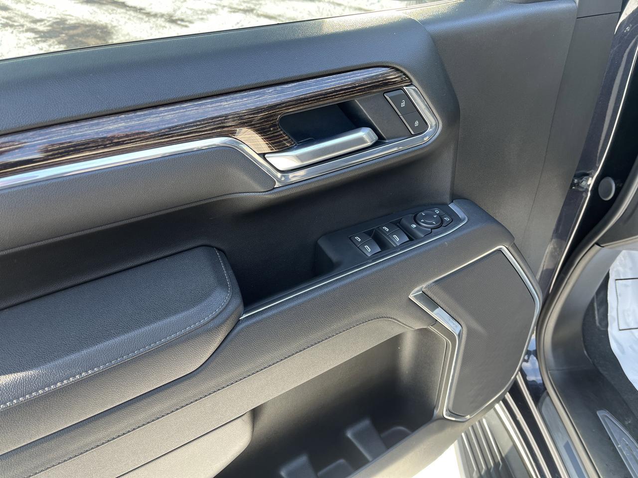 2025 GMC Sierra 1500 Elevation X31 Crew Cab 4WD 3.0L DuramaxDiesel w/HtdSeats HtdSteeringWheel 10-WayPwrDrvrSeat Saukville WI