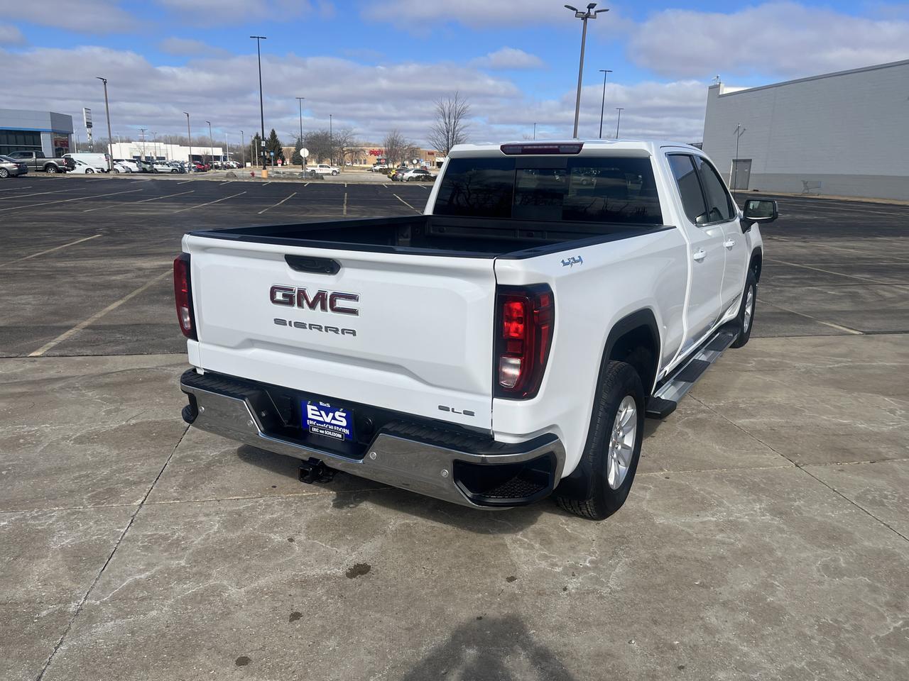 2025 GMC Sierra 1500 SLE Crew Cab 4WD Preferred Safety+Pkgs w/AdptvCrz Spray-OnBedliner ChromeAssistSteps HD-SurroundVsn Saukville WI