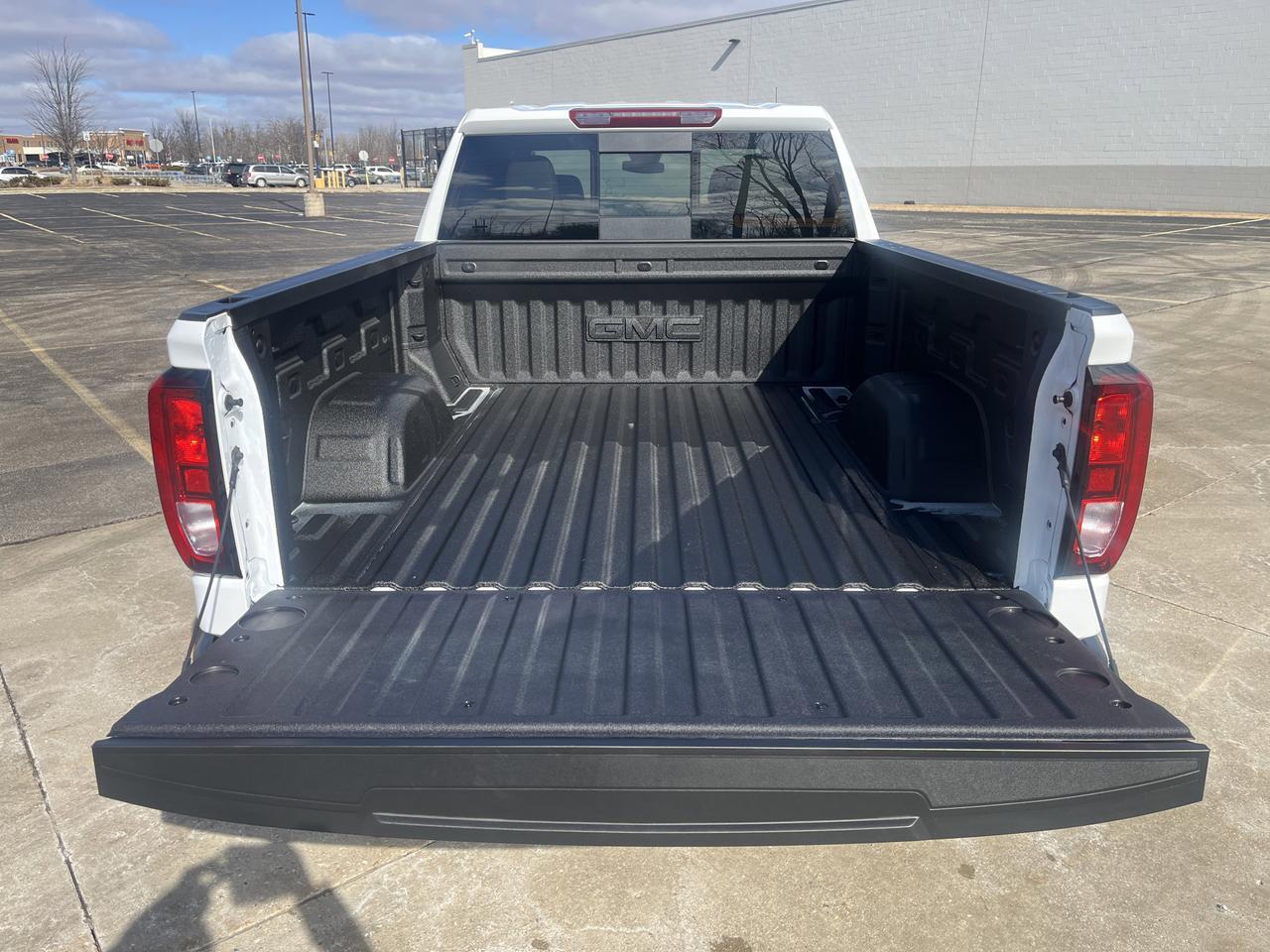 2025 GMC Sierra 1500 SLE Crew Cab 4WD Preferred Safety+Pkgs w/AdptvCrz Spray-OnBedliner ChromeAssistSteps HD-SurroundVsn Saukville WI