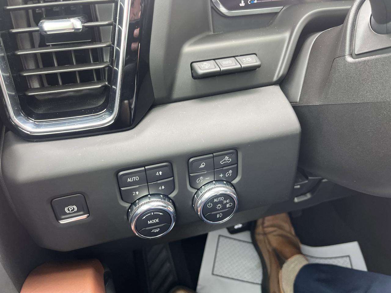 2025 GMC Sierra 2500HD 2500HD Denali Ultimate Crew Cab 4WD DuramaxDiesel w/Sunroof HtdCldMemBuckets Bose HD-SurroundVision Saukville WI