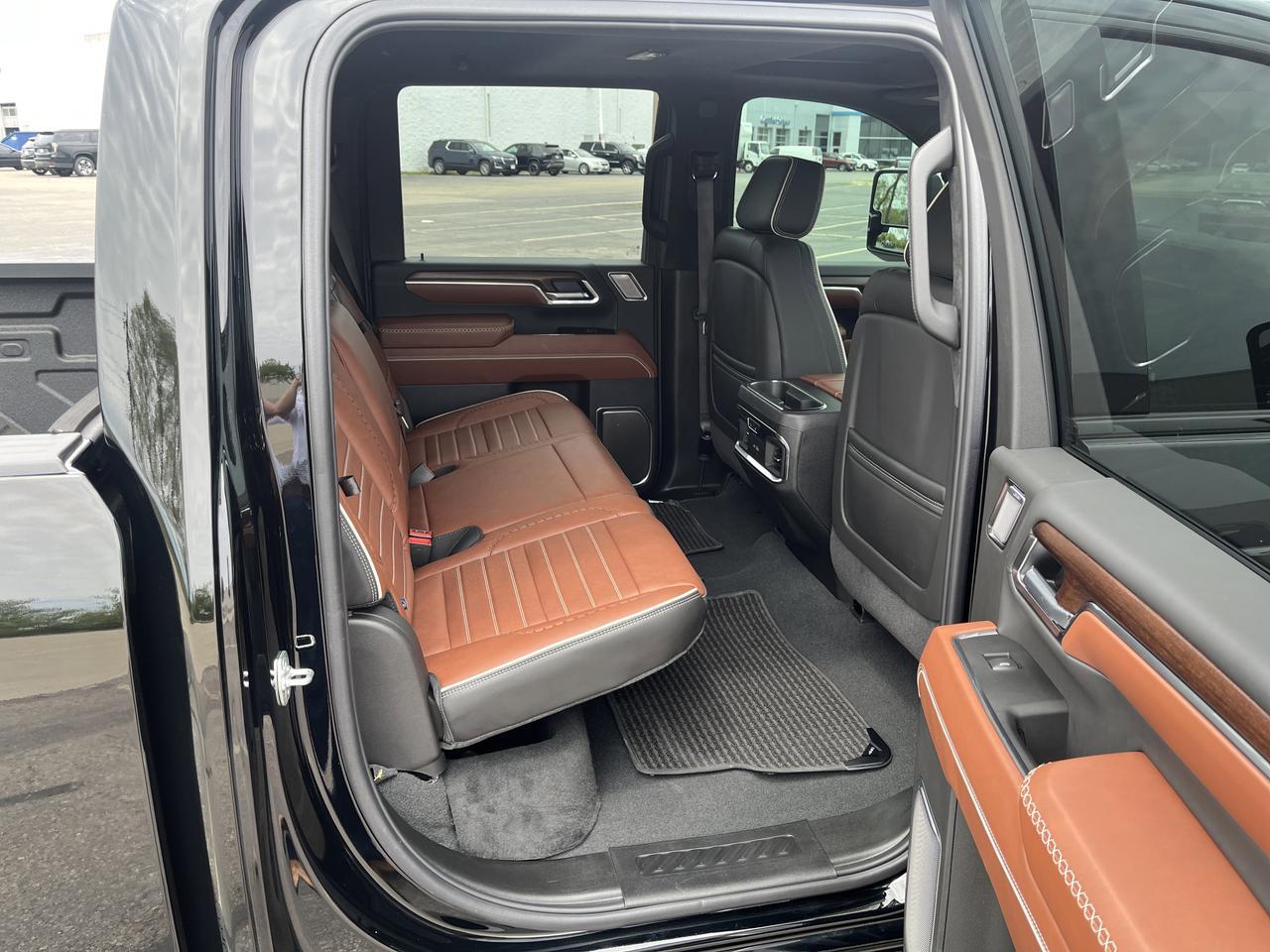 2025 GMC Sierra 2500HD 2500HD Denali Ultimate Crew Cab 4WD DuramaxDiesel w/Sunroof HtdCldMemBuckets Bose HD-SurroundVision Saukville WI
