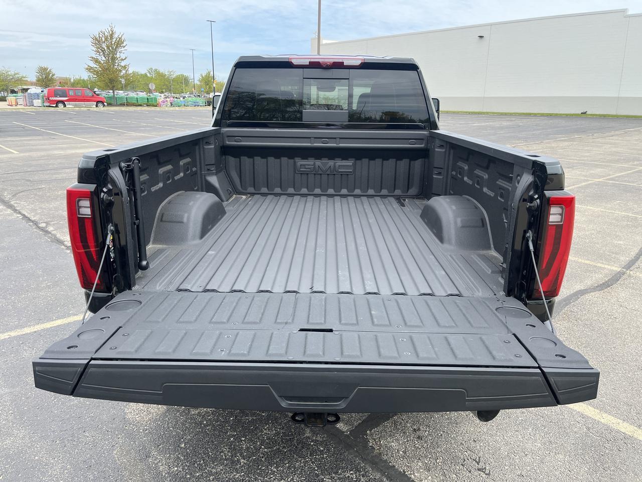 2025 GMC Sierra 2500HD 2500HD Denali Ultimate Crew Cab 4WD DuramaxDiesel w/Sunroof HtdCldMemBuckets Bose HD-SurroundVision Saukville WI