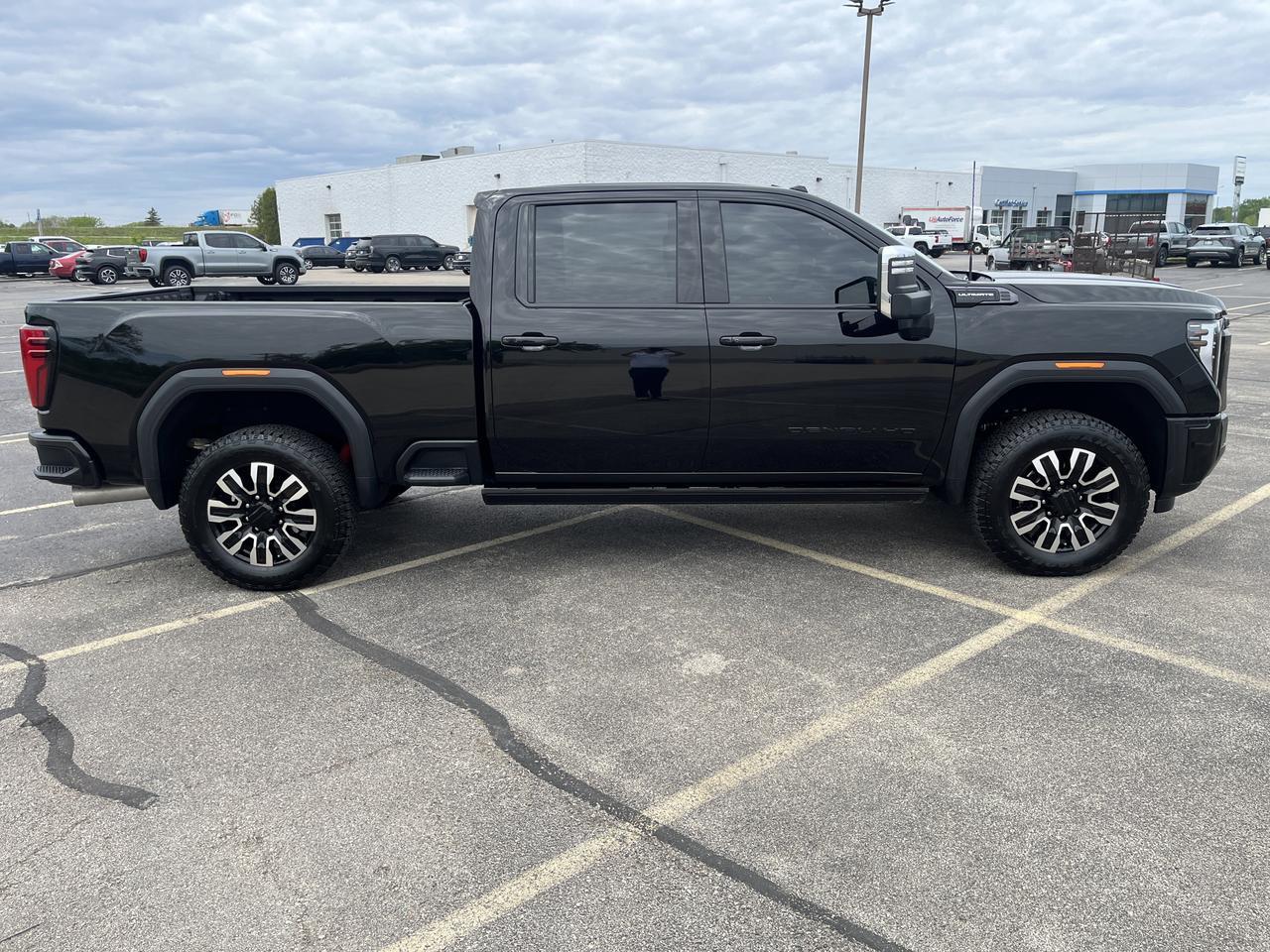 2025 GMC Sierra 2500HD 2500HD Denali Ultimate Crew Cab 4WD DuramaxDiesel w/Sunroof HtdCldMemBuckets Bose HD-SurroundVision Saukville WI