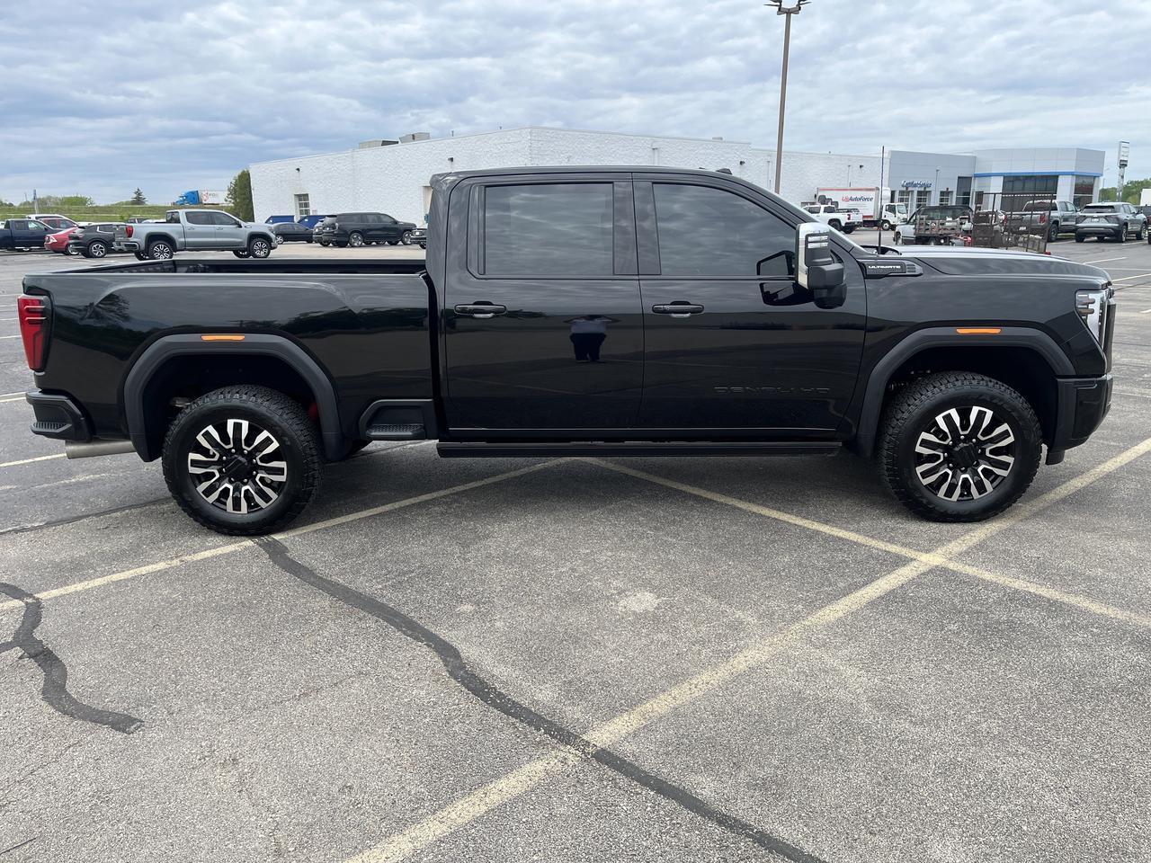 2025 GMC Sierra 2500HD 2500HD Denali Ultimate Crew Cab 4WD DuramaxDiesel w/Sunroof HtdCldMemBuckets Bose HD-SurroundVision Saukville WI