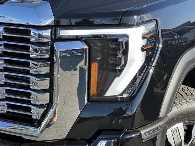 2025 GMC Sierra 2500HD 4WD Crew Cab Standard Bed Denali