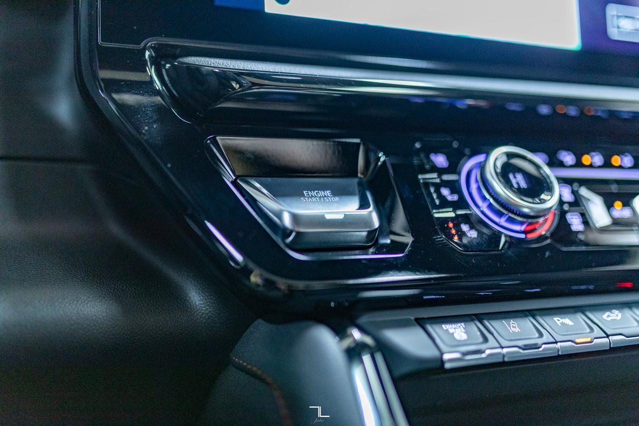 2025 GMC Sierra 2500HD 4x4 Crew Cab AT4 Diesel Leather Roof Nav Red Deer AB