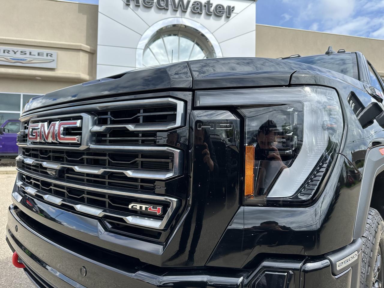 2025 GMC Sierra 2500HD AT4 Crew Cab 4WD | Tech Pkg | 5th Wheel Pkg | Max Trailer Pkg | X31 Off Road Pkg | Sun Roof Redwater AB