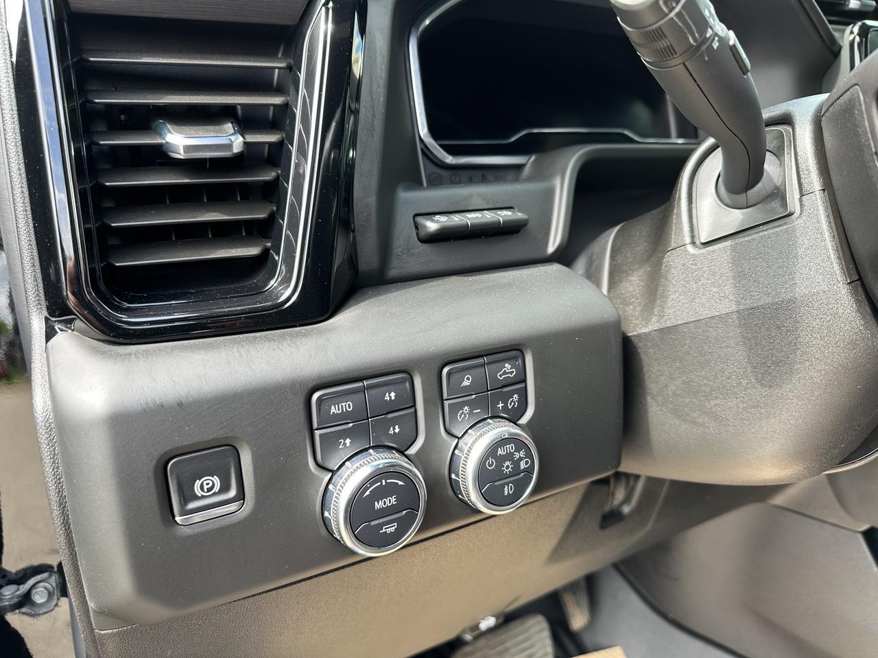 2025 GMC Sierra 2500HD AT4 Crew Cab 4WD | Tech Pkg | 5th Wheel Pkg | Max Trailer Pkg | X31 Off Road Pkg | Sun Roof Redwater AB
