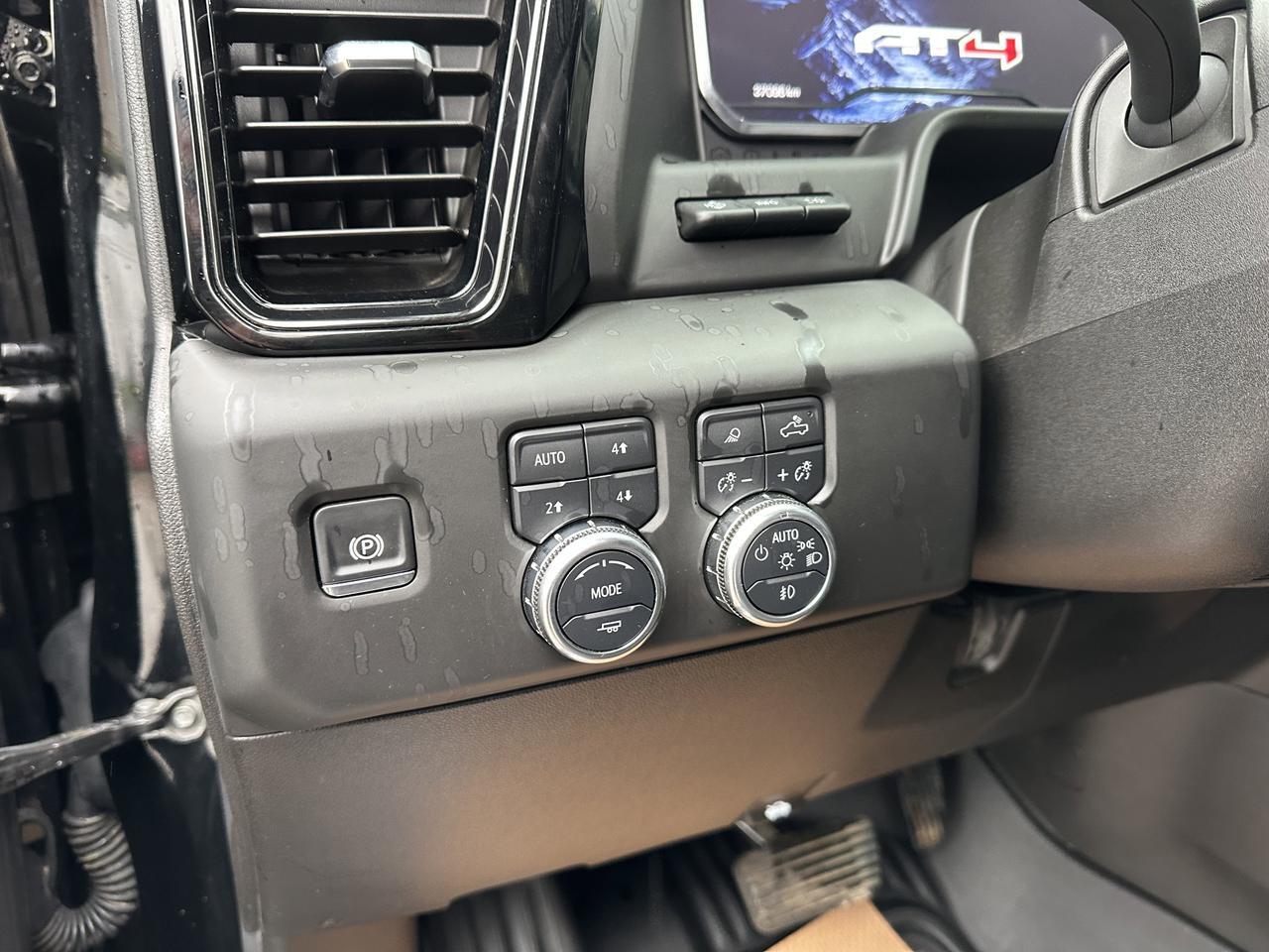 2025 GMC Sierra 2500HD AT4 Crew Cab 4WD | Tech Pkg | 5th Wheel Pkg | Max Trailer Pkg | X31 Off Road Pkg | Sun Roof Redwater AB