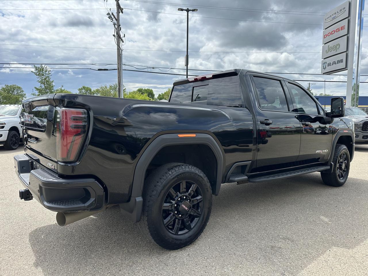 2025 GMC Sierra 2500HD AT4 Crew Cab 4WD | Tech Pkg | 5th Wheel Pkg | Max Trailer Pkg | X31 Off Road Pkg | Sun Roof Redwater AB