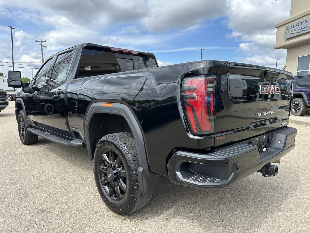 2025 GMC Sierra 2500HD AT4 Crew Cab 4WD | Tech Pkg | 5th Wheel Pkg | Max Trailer Pkg | X31 Off Road Pkg | Sun Roof Redwater AB