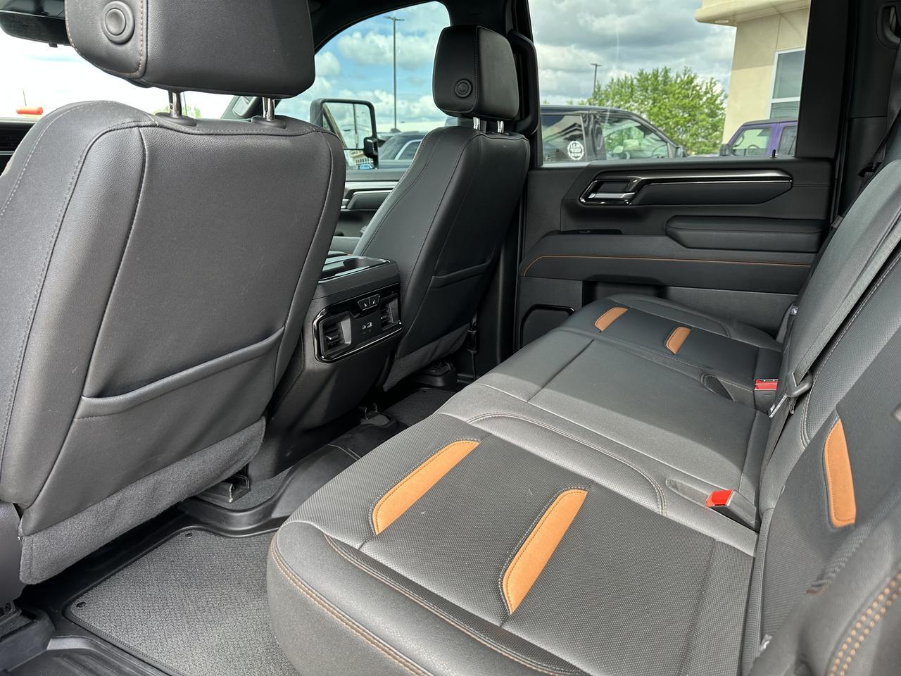2025 GMC Sierra 2500HD AT4 Crew Cab 4WD | Tech Pkg | 5th Wheel Pkg | Max Trailer Pkg | X31 Off Road Pkg | Sun Roof Redwater AB