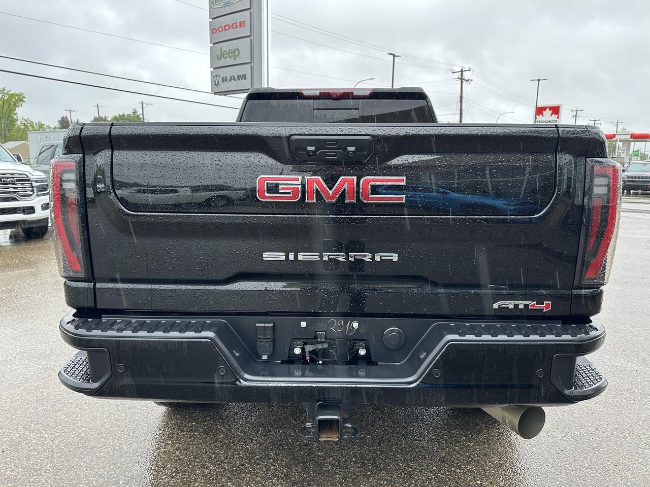 2025 GMC Sierra 2500HD AT4 Crew Cab 4WD | Tech Pkg | 5th Wheel Pkg | Max Trailer Pkg | X31 Off Road Pkg | Sun Roof Redwater AB