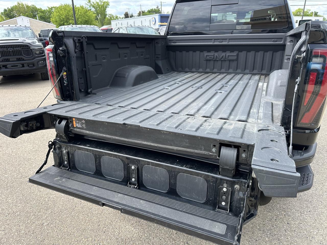 2025 GMC Sierra 2500HD AT4 Crew Cab 4WD | Tech Pkg | 5th Wheel Pkg | Max Trailer Pkg | X31 Off Road Pkg | Sun Roof Redwater AB