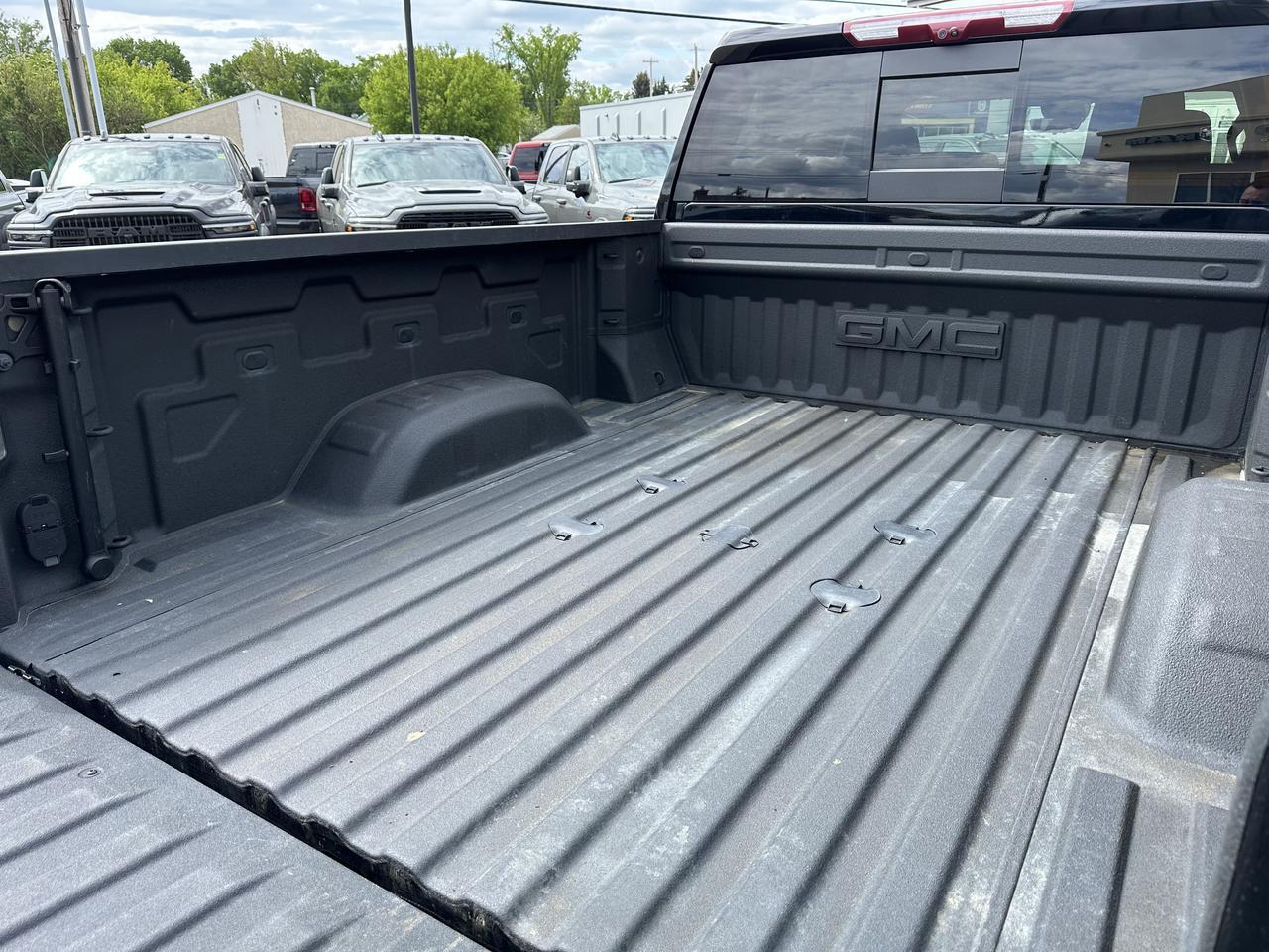 2025 GMC Sierra 2500HD AT4 Crew Cab 4WD | Tech Pkg | 5th Wheel Pkg | Max Trailer Pkg | X31 Off Road Pkg | Sun Roof Redwater AB