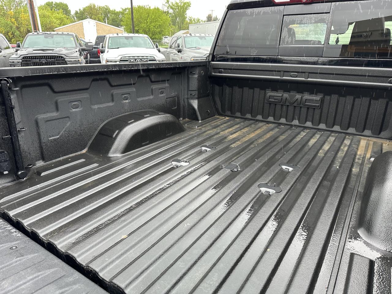 2025 GMC Sierra 2500HD AT4 Crew Cab 4WD | Tech Pkg | 5th Wheel Pkg | Max Trailer Pkg | X31 Off Road Pkg | Sun Roof Redwater AB