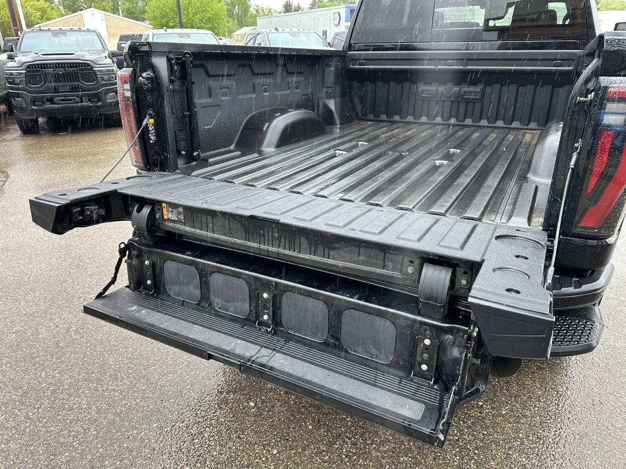 2025 GMC Sierra 2500HD AT4 Crew Cab 4WD | Tech Pkg | 5th Wheel Pkg | Max Trailer Pkg | X31 Off Road Pkg | Sun Roof Redwater AB