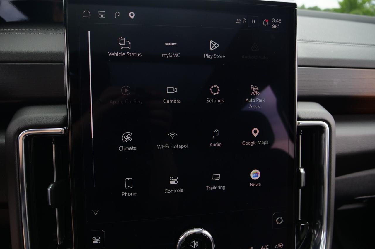2025 GMC Yukon Denali / 4WD / Pano Sunroof / Power Steps! Lincolnton NC