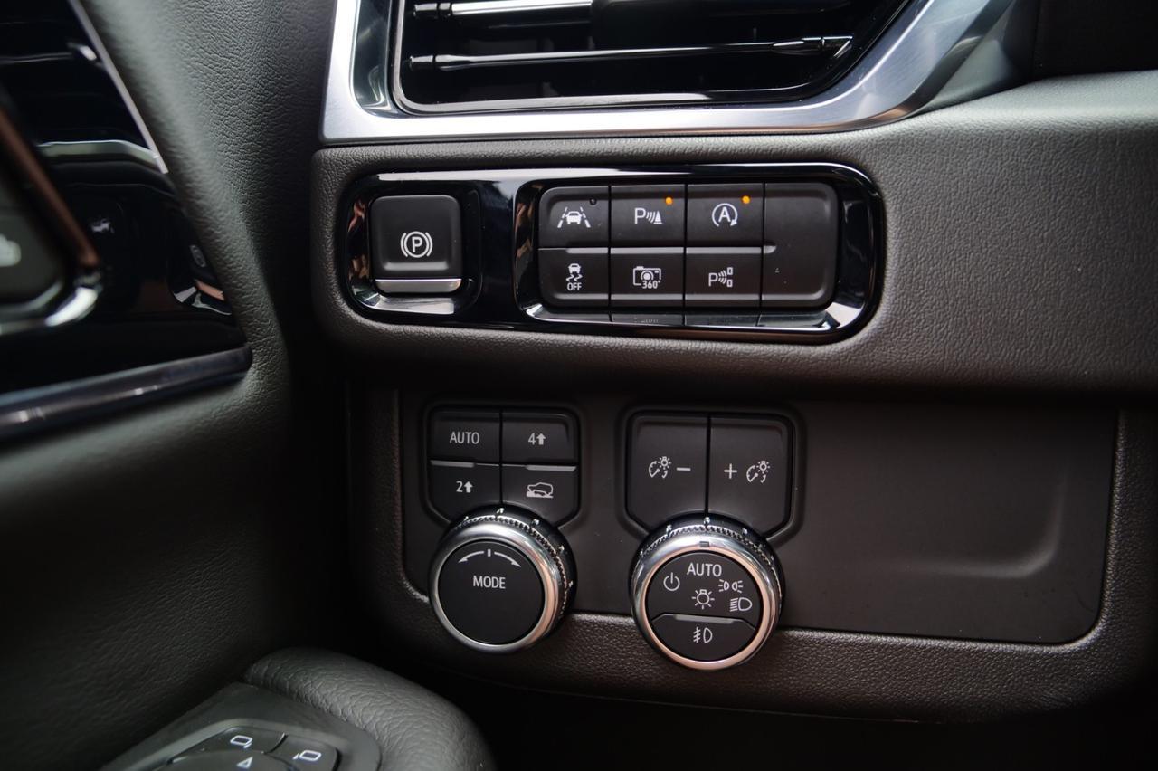 2025 GMC Yukon Denali / 4WD / Pano Sunroof / Power Steps! Lincolnton NC