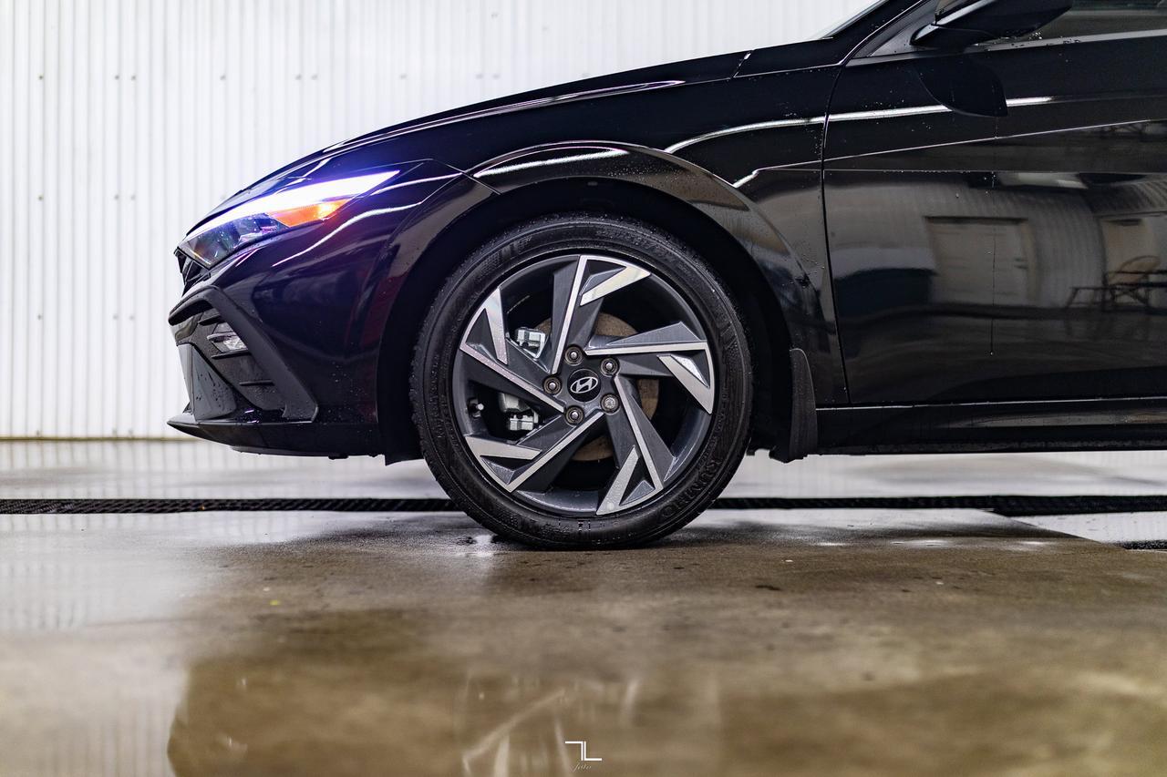 2025 Hyundai Elantra Preferred w/Tech Pkg Nav Roof BCam Red Deer AB