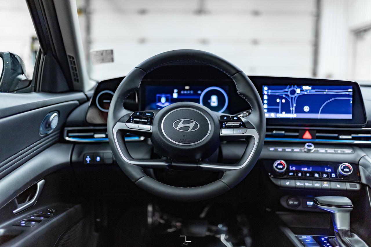 2025 Hyundai Elantra Preferred w/Tech Pkg Nav Roof BCam Red Deer AB