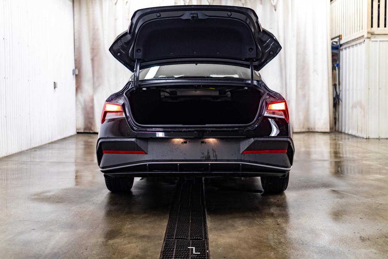 2025 Hyundai Elantra Preferred w/Tech Pkg Nav Roof BCam Red Deer AB