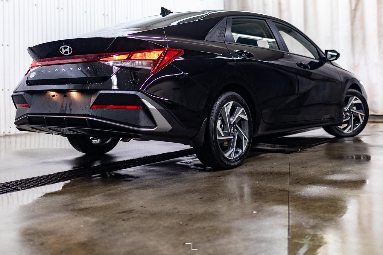 2025 Hyundai Elantra Preferred w/Tech Pkg Nav Roof BCam Red Deer AB