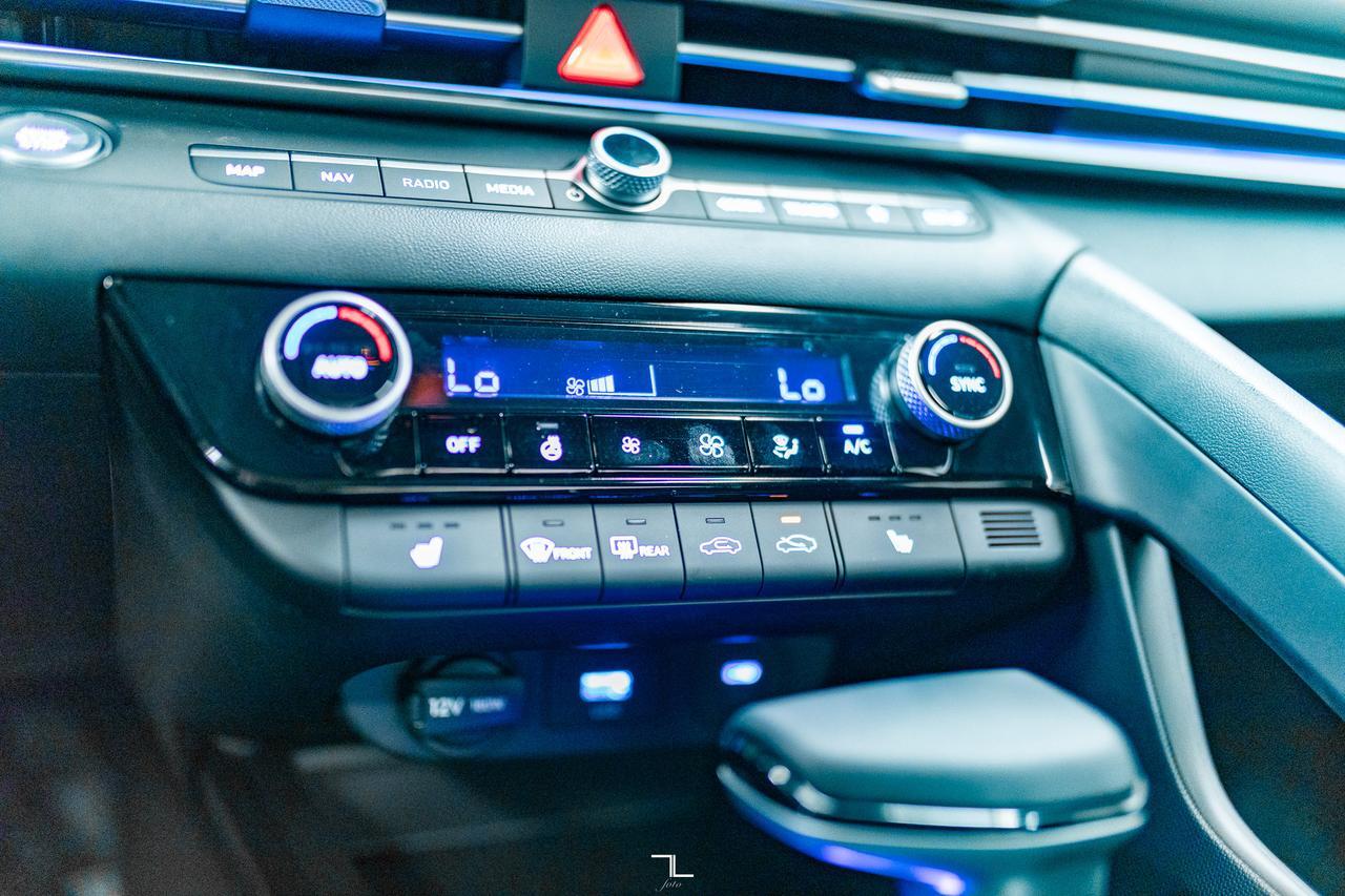 2025 Hyundai Elantra Preferred w/Tech Pkg Nav Roof BCam Red Deer AB