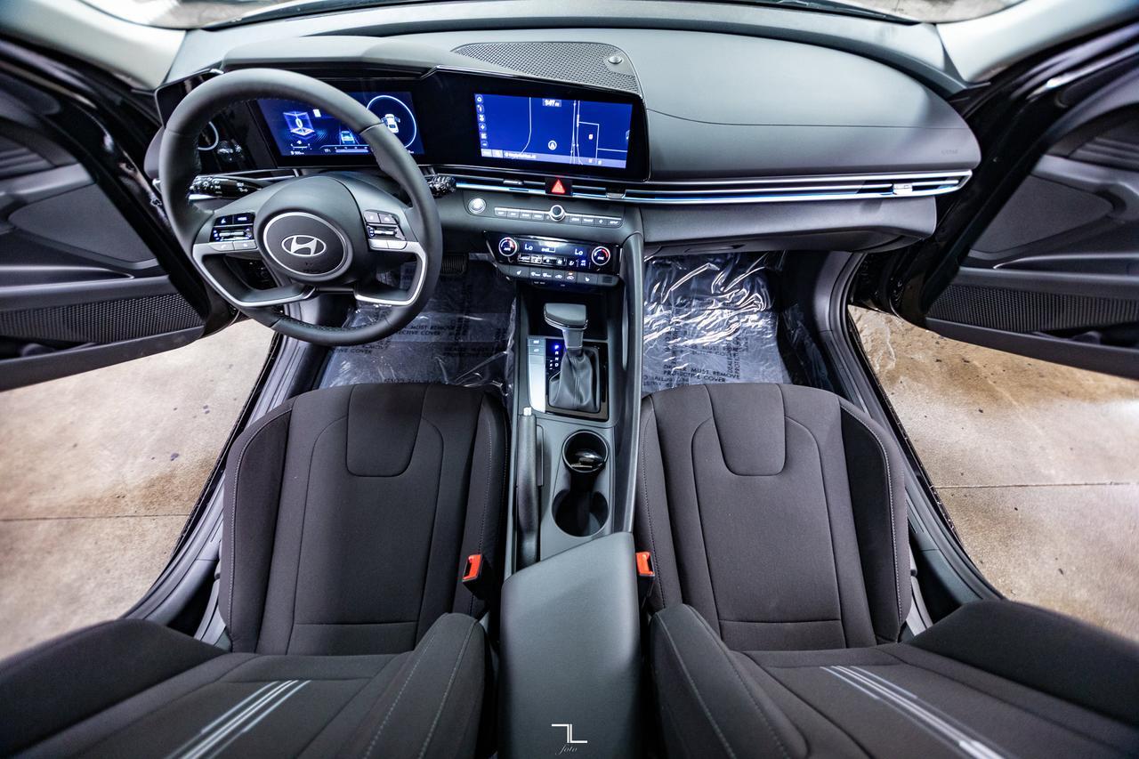 2025 Hyundai Elantra Preferred w/Tech Pkg Nav Roof BCam Red Deer AB