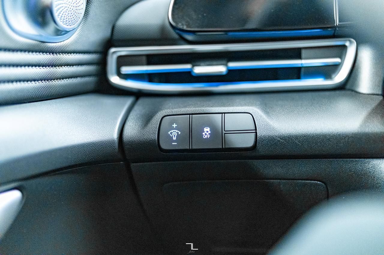 2025 Hyundai Elantra Preferred w/Tech Pkg Nav Roof BCam Red Deer AB