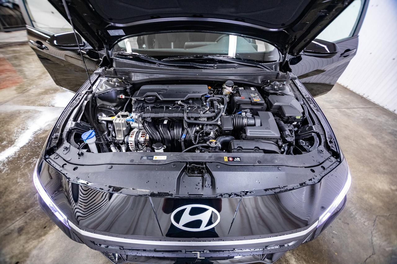 2025 Hyundai Elantra Preferred w/Tech Pkg Nav Roof BCam Red Deer AB