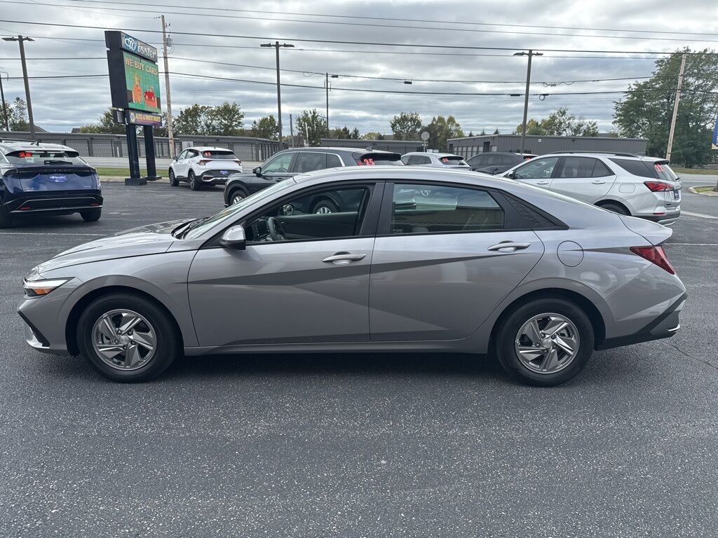 2025 Hyundai Elantra SE