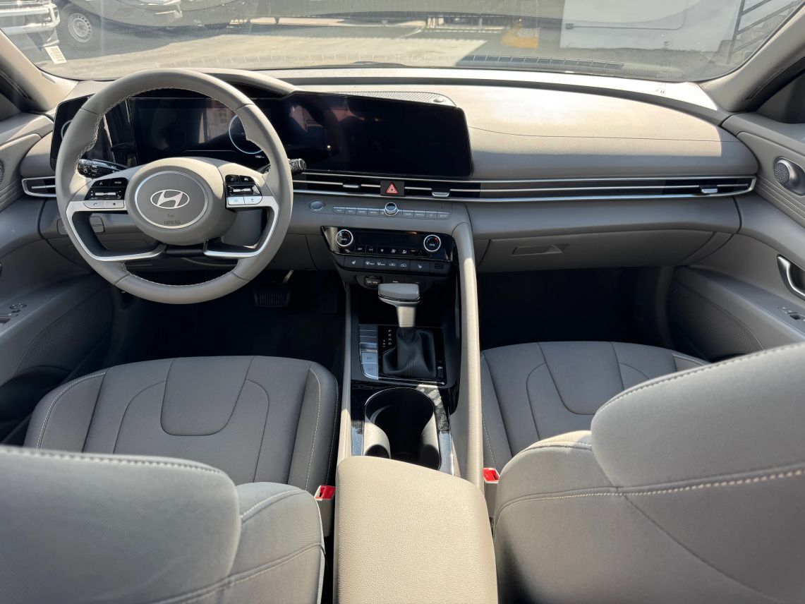 2025 Hyundai Elantra SEL Convenience Sedan 4D