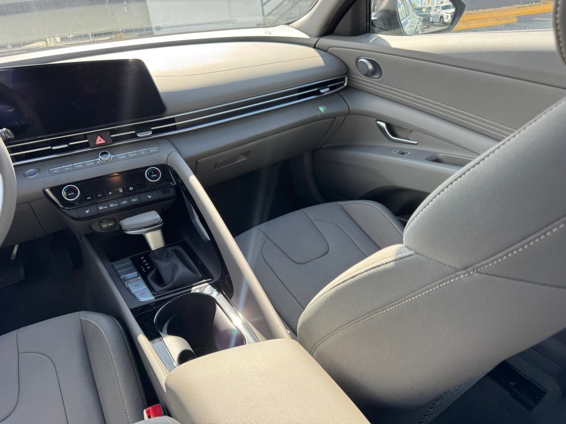 2025 Hyundai Elantra SEL Convenience Sedan 4D